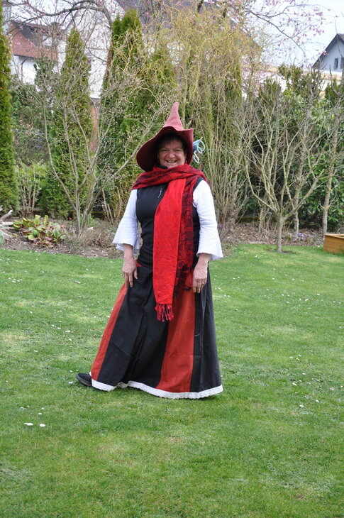 Erfahrene Hände halten frische Kräuter